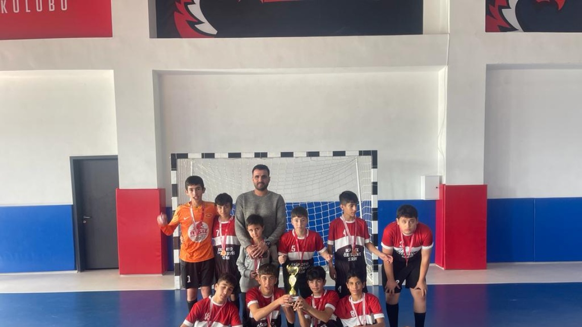 Kadir Demir Ortaokulu Futsal takımı öğrencileri Dördüncülük Kupasını aldı!